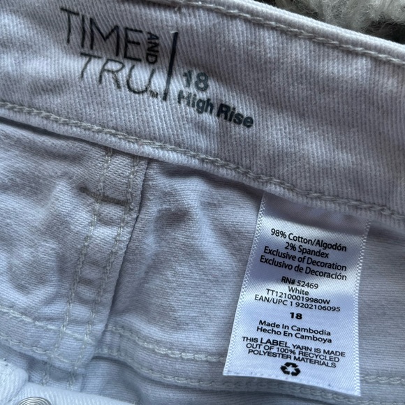Time and Tru high rise white shorts 18 - Picture 4 of 7